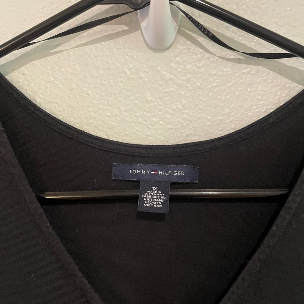 Black Sleeveless Tommy Hilfiger Maxi dress with Medallion detail at waist. 1X - Picture 3 of 6